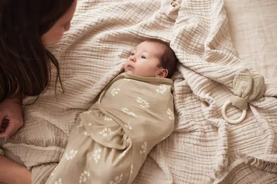 Baby slaapt rustig in zachte deken, knuffelige slaapomgeving.