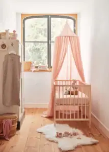 Baby wieg met luifel voor rust en slaap.