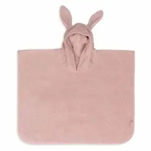 Baby badponcho van zacht badstof met konijnenoren, in Wild Rose kleur.