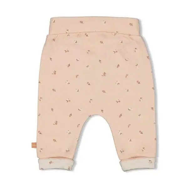Baby Feetje broek AOP licht roze met kleine bloemprint, zacht en comfortabel.